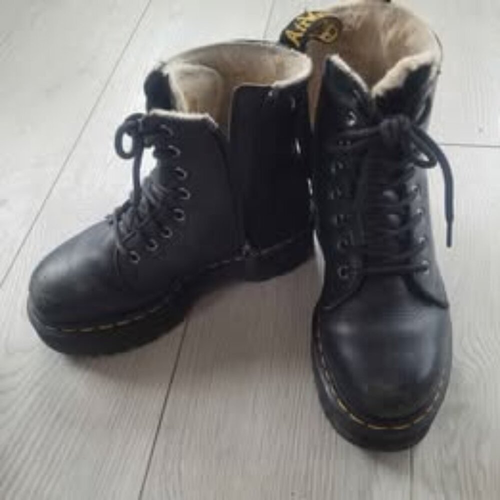 Dr. Martens Black Leather Fur-Lined Boots – Women’s Size 6